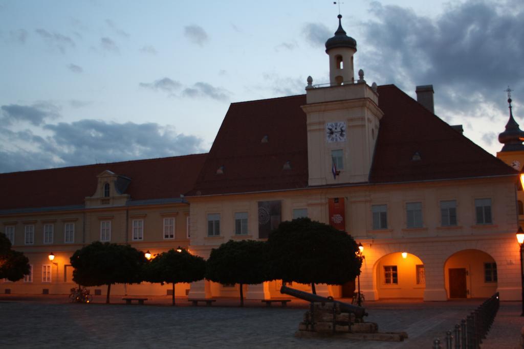 Maksimilian Osijek Bed & Breakfast Exterior photo