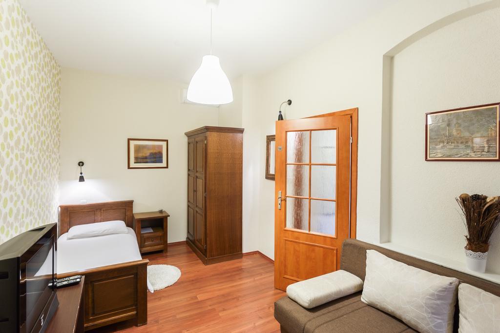 Maksimilian Osijek Bed & Breakfast Exterior photo